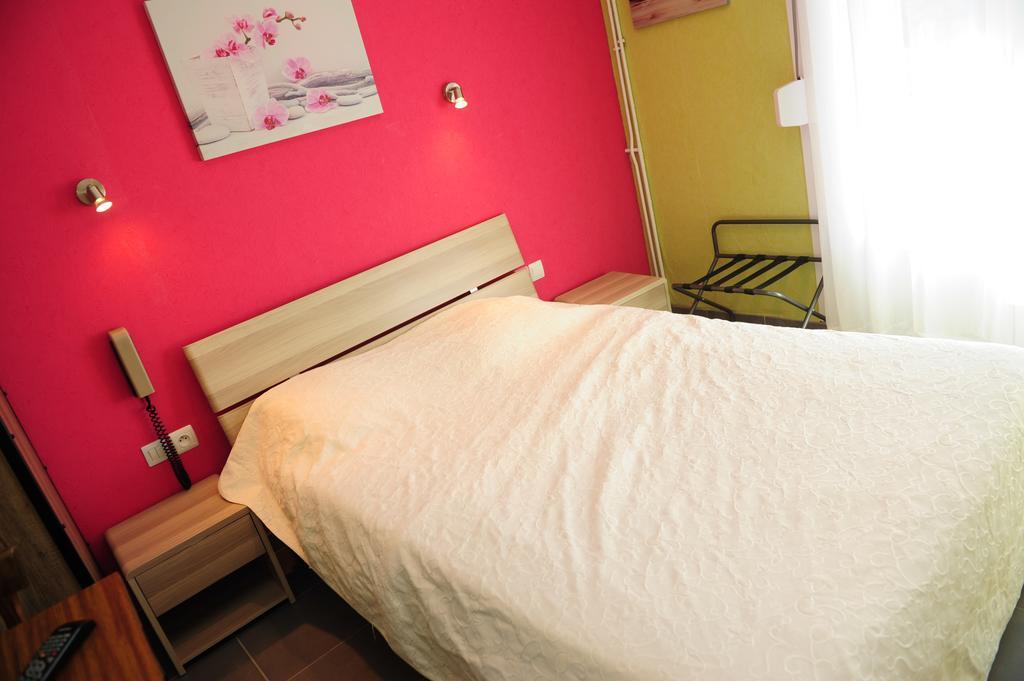 Logis Le Franco Belge Hotel Montherme Ruang foto