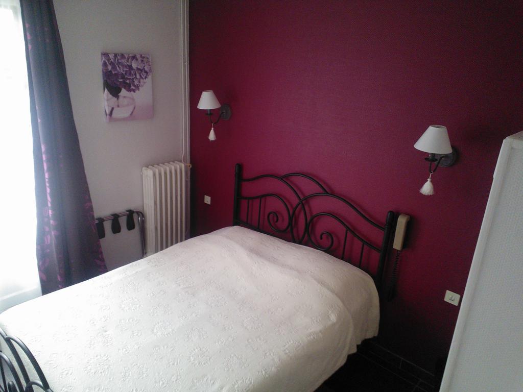 Logis Le Franco Belge Hotel Montherme Ruang foto