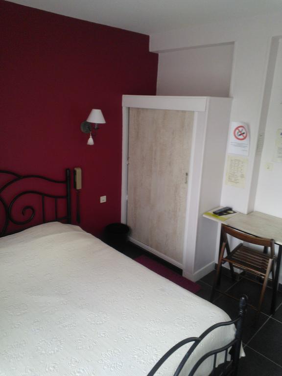 Logis Le Franco Belge Hotel Montherme Ruang foto