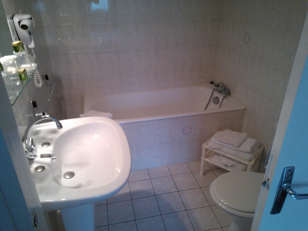 Logis Le Franco Belge Hotel Montherme Ruang foto