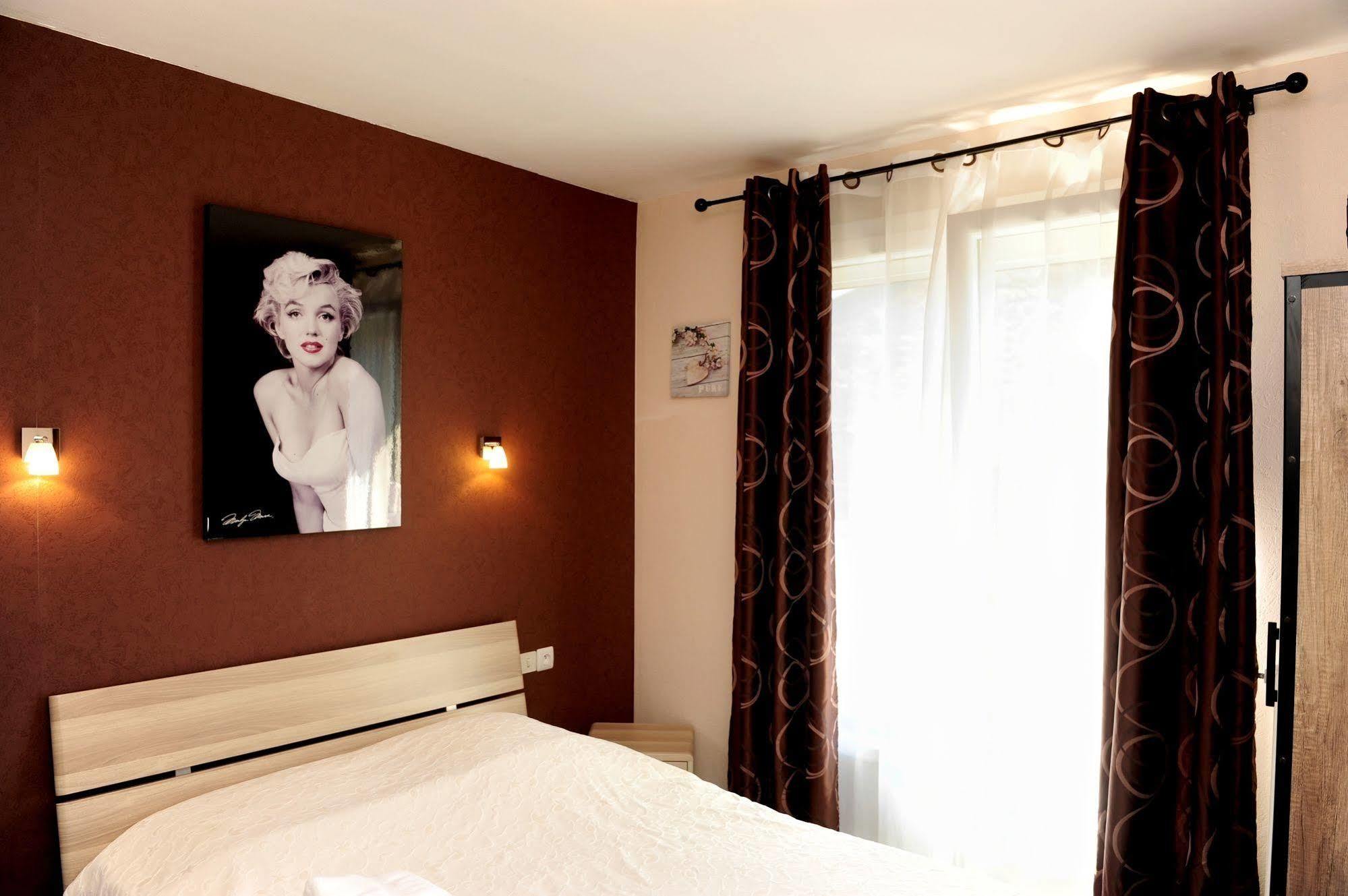 Logis Le Franco Belge Hotel Montherme Bagian luar foto
