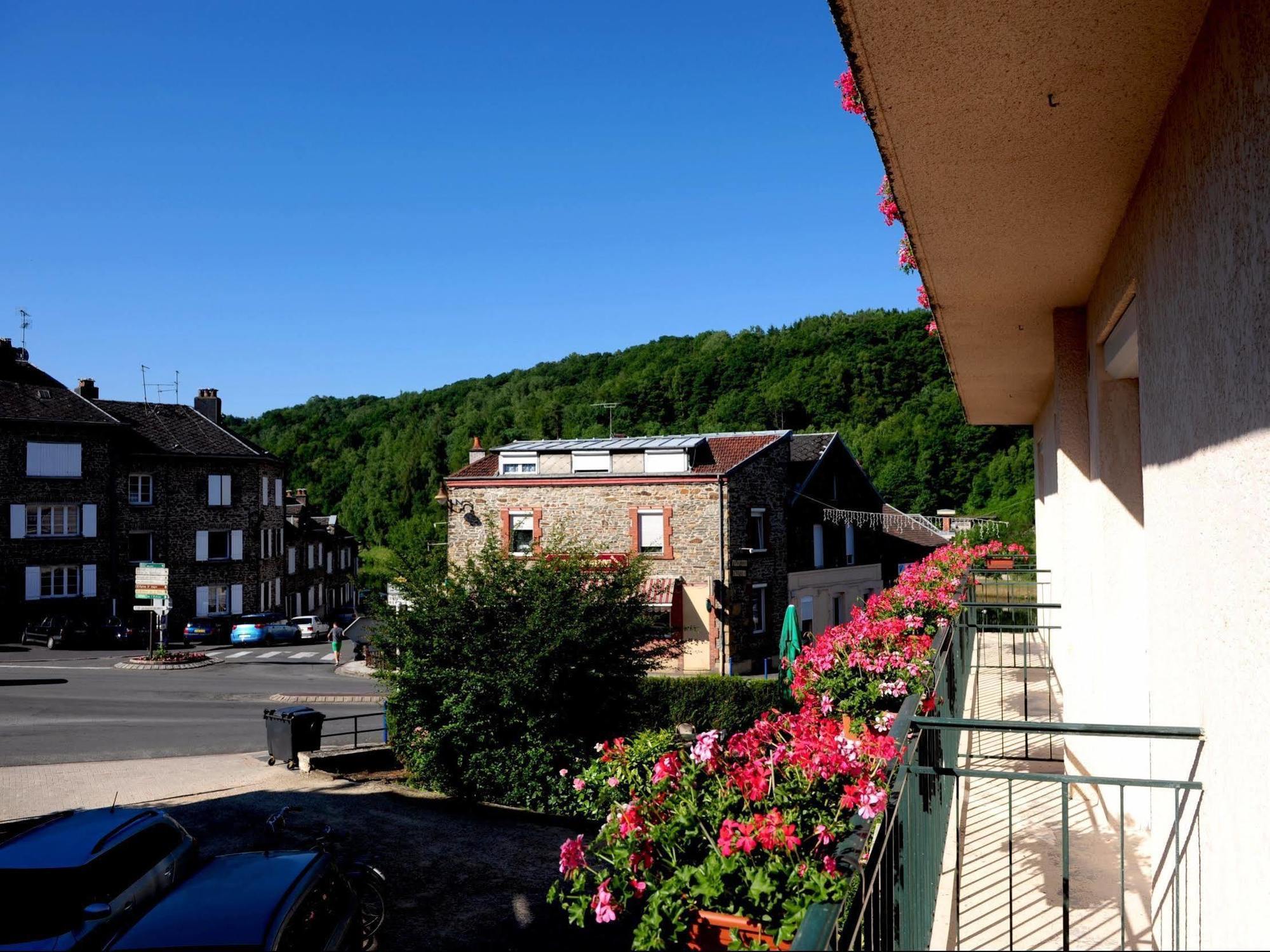 Logis Le Franco Belge Hotel Montherme Bagian luar foto