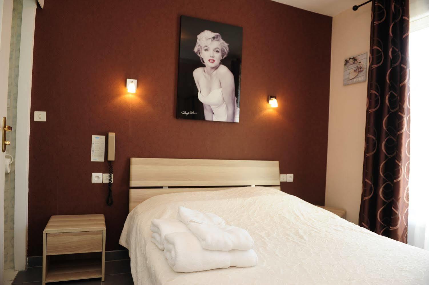 Logis Le Franco Belge Hotel Montherme Bagian luar foto